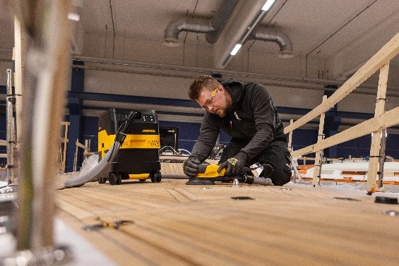 Dust-free sanding with Mirka extractor on site